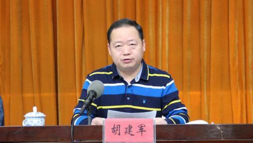 胡建軍簡歷：柳州軌道交通集團董事長胡建軍，曾任柳州市蓮花山保護中心主任，魚峰區(qū)委常委、常務(wù)副區(qū)長