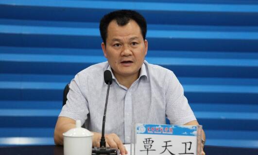覃天衛(wèi)簡歷：欽州市人大主任覃天衛(wèi)，曾任玉林市委副書記、市委常委、組織部長