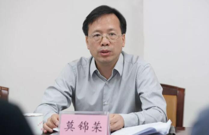 莫錦榮簡歷：廣西中醫(yī)藥大學黨委書記莫錦榮，曾任欽州市委副書記、市委常委、組織部部長，廣西高院政治部主任