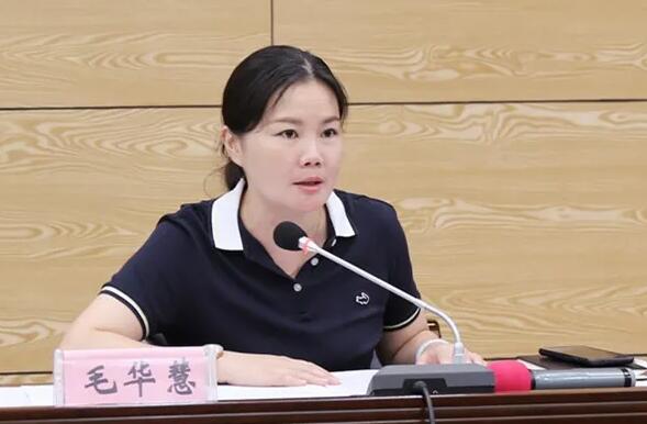 毛華慧簡歷：河池市環(huán)江縣委副書記、縣長毛華慧，曾任河池市投資促進(jìn)局局長、團(tuán)委書記