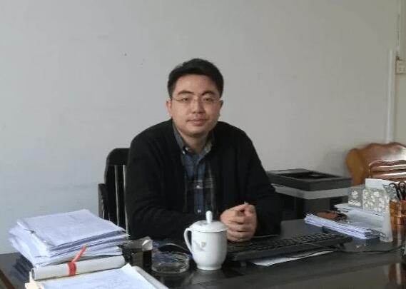謝旦杏簡歷：百色市凌云縣委副書記、縣長謝旦杏，曾任凌云常務(wù)副縣長，田林縣委常委、宣傳部部長、副縣長