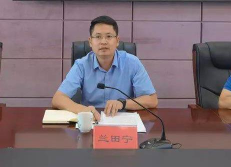 蘭田寧簡歷：百色市西林縣委書記蘭田寧，曾任百色市委副秘書長、商務(wù)局局長，樂業(yè)縣副書記