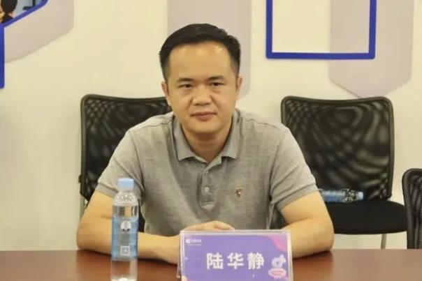 陸華靜簡歷：桂林市疊彩區(qū)委副書記、區(qū)長陸華靜，曾任七星區(qū)委常委、常務(wù)副區(qū)長，大化縣委常委、副縣長